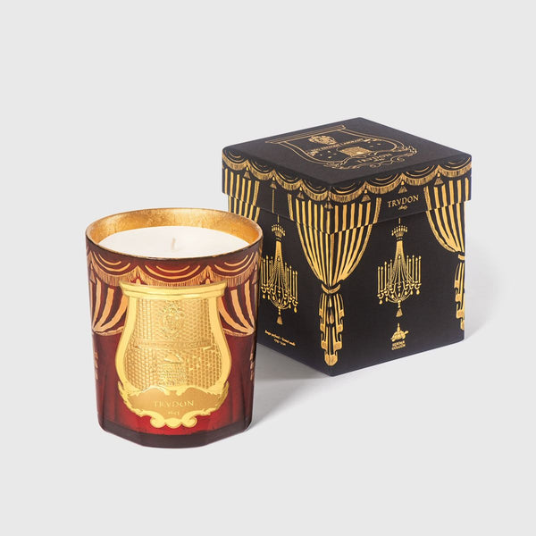 Trudon Holdiay 2024 Celebrating this luminous momentum, the scented candle Gloria warms the room with the scent of firewood – composed of notes of Indonesian Patchouli, Haitian Vetiver and cedarwood. Wrapped around it are spicy notes of cinnamon, clove and nutmeg, and a hint of citruses.